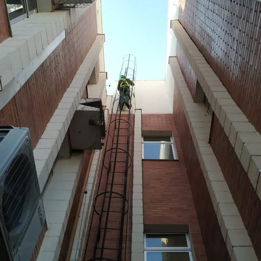 Técnico da Detecta inspecionando a fachada de um edifício