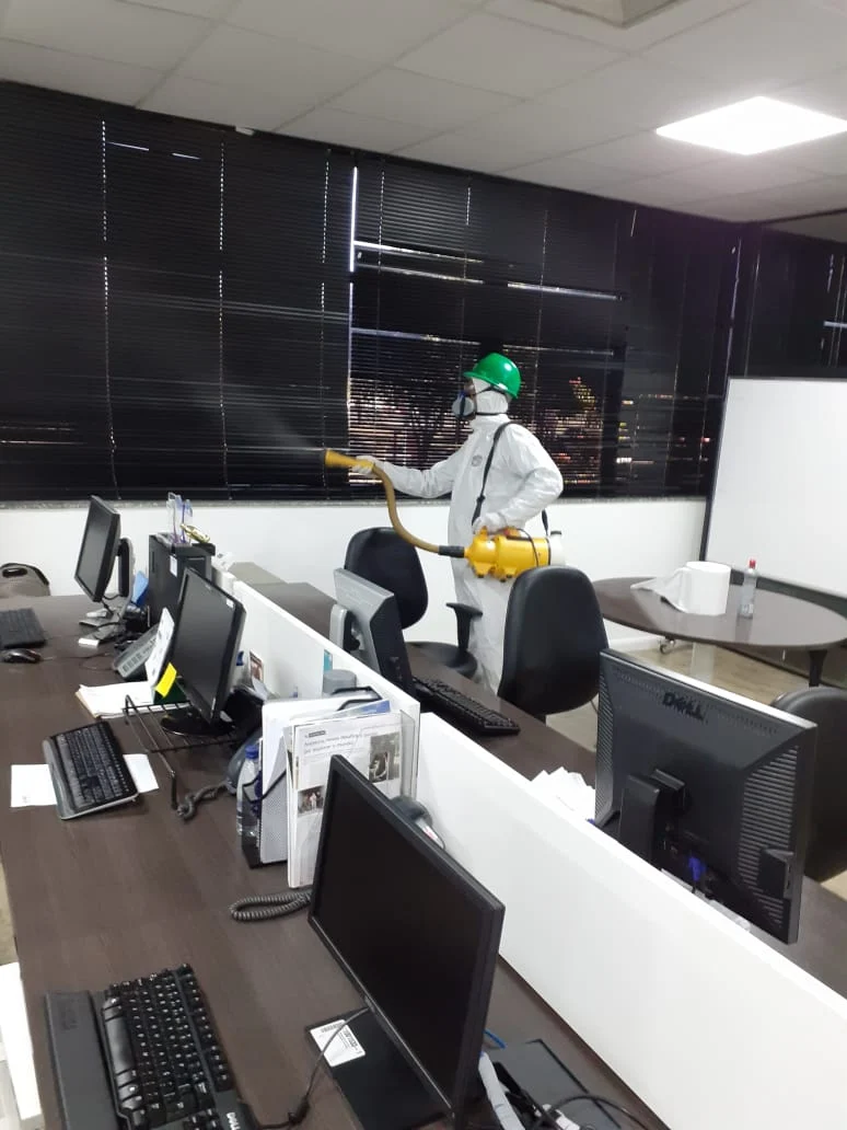 Técnico da Detecta fazendo atomização em um escritório