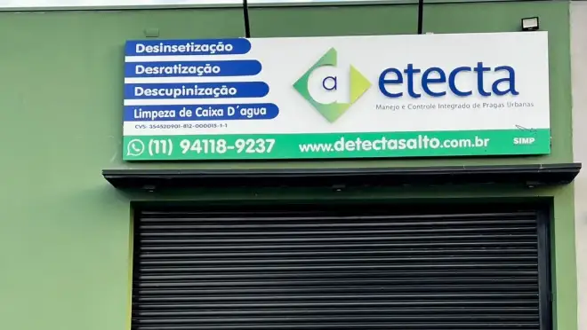 Fachada da Unidade Detecta em Salto, com letreiro da Detecta acima da porta.